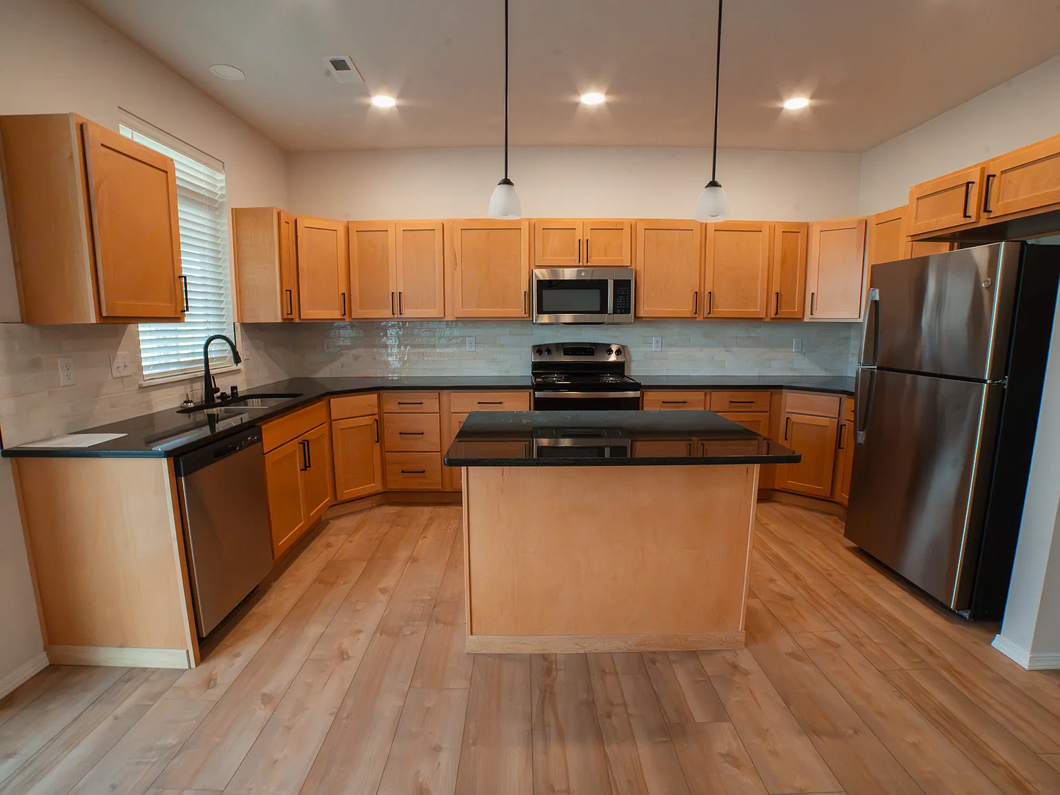 3 bed, 2.5 bath, 1634 sqft, $2,595 — Photo 2