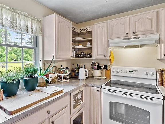 3rd image of 253 Usquepaugh Rd