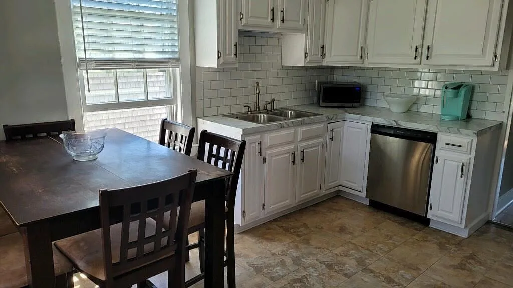 82 Burnside Ave — Photo 3