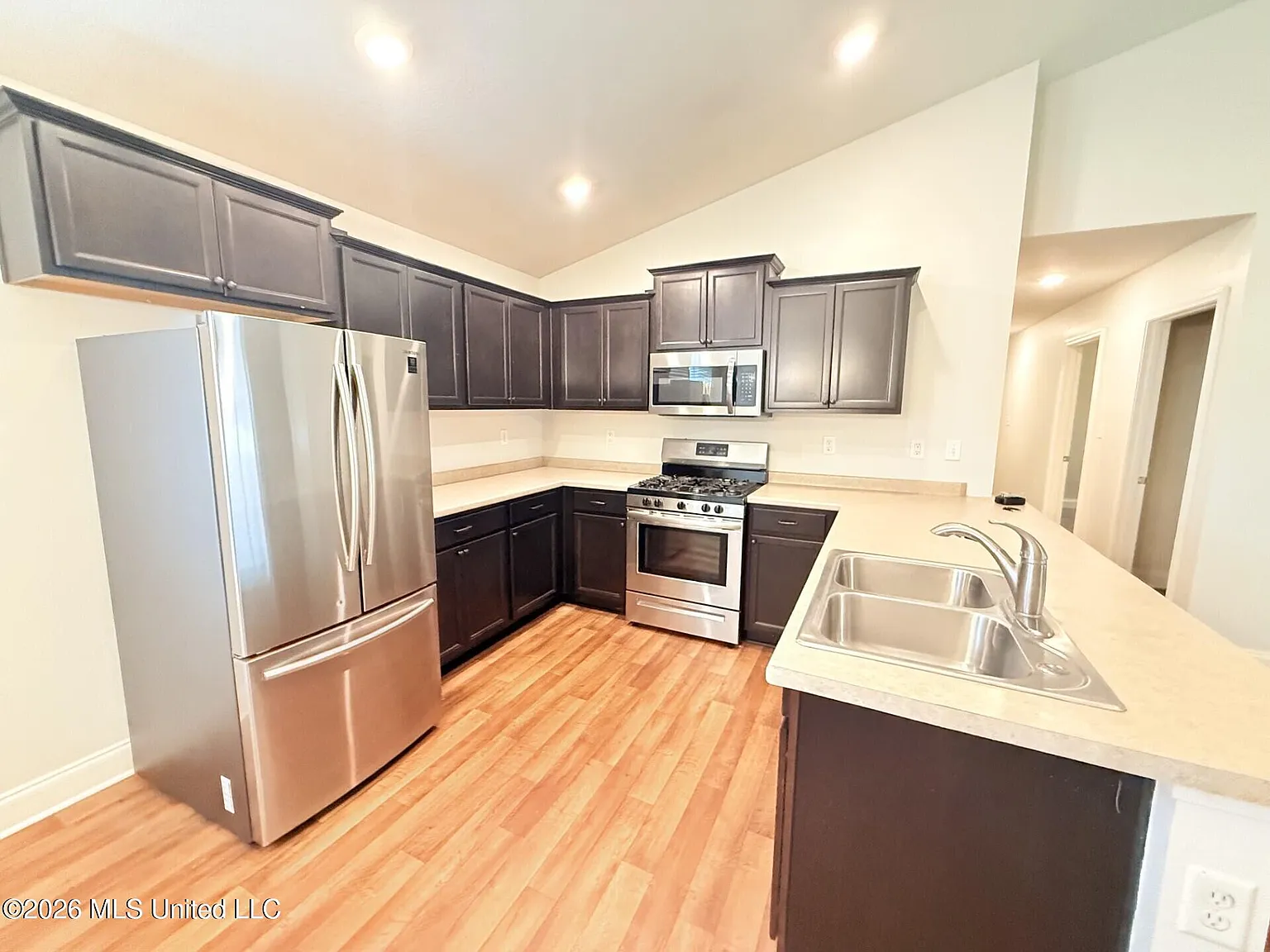 3 bed, 2.0 bath, 1503 sqft, $1,900 — Photo 3