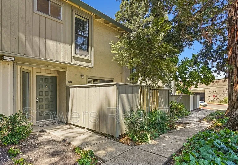 1714 Parkside Dr — Photo 2
