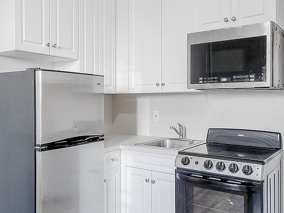 3rd image of 370 W 51st St APT 4D