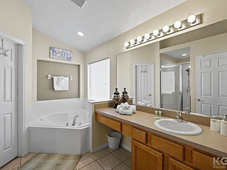 Paloma Dr — Photo 8