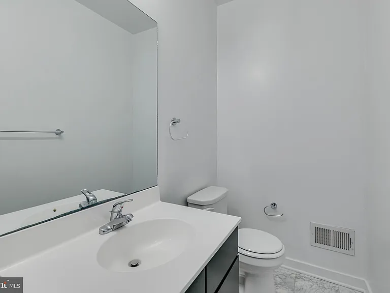 220 W George St #224 — Photo 17