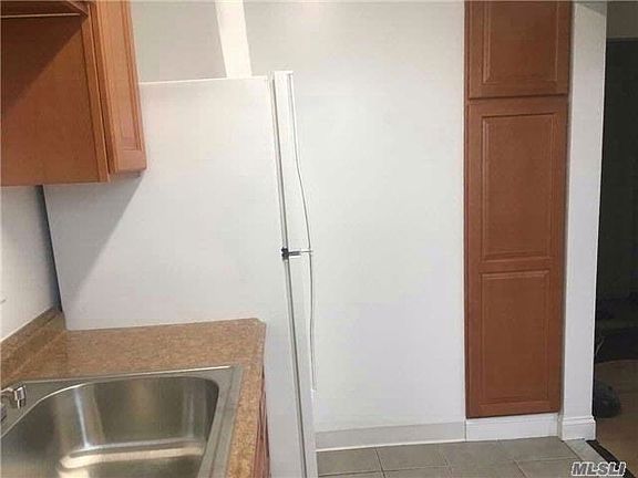 3rd image of 108 Grove St APT 1D