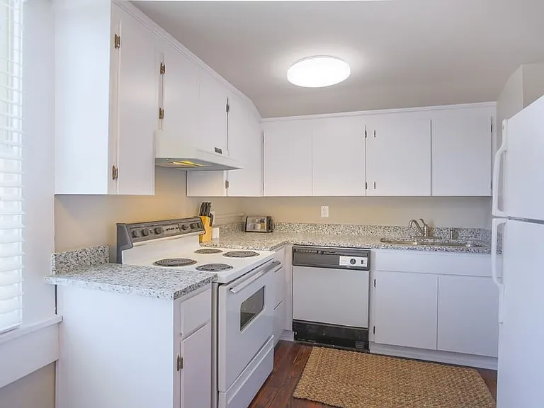 124 E Liberty St — Photo 3