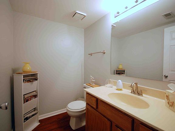 3rd image of 284 Vista Dr