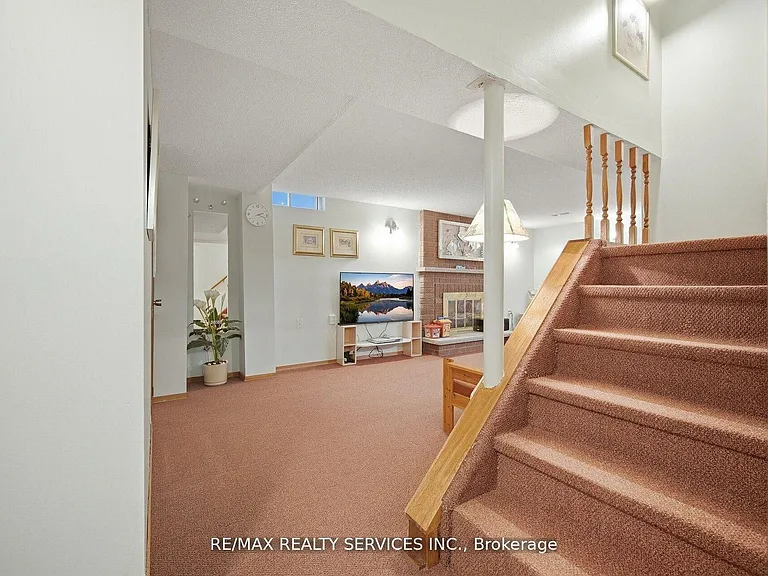 62 Fernbrook Cres — Photo 35