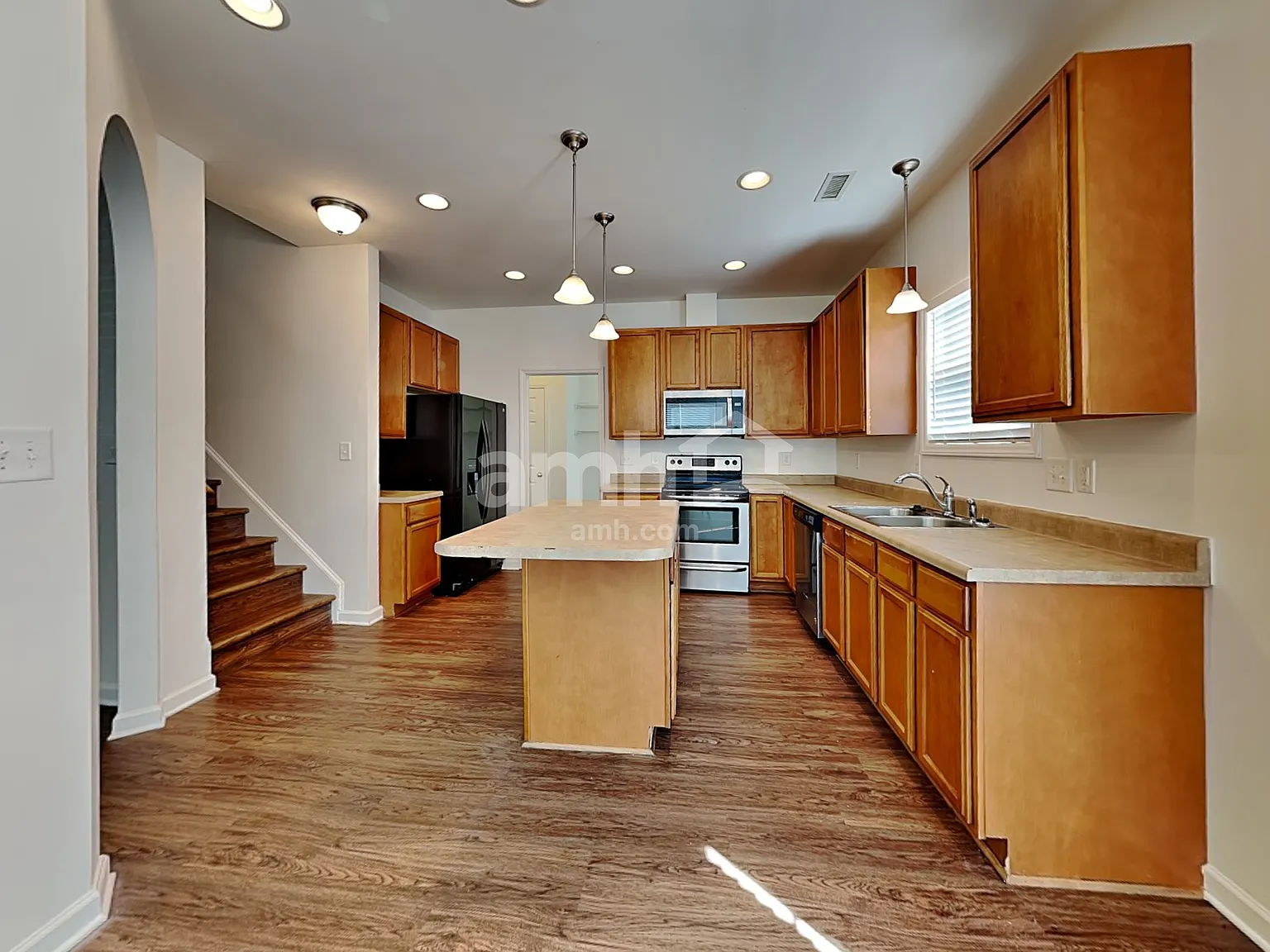 3 bed, 2.5 bath, 1520 sqft, $1,920 — Photo 4