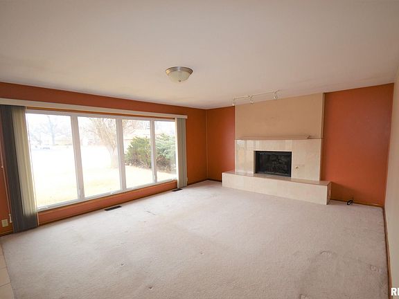 3rd image of 3909 N Sterling Ave