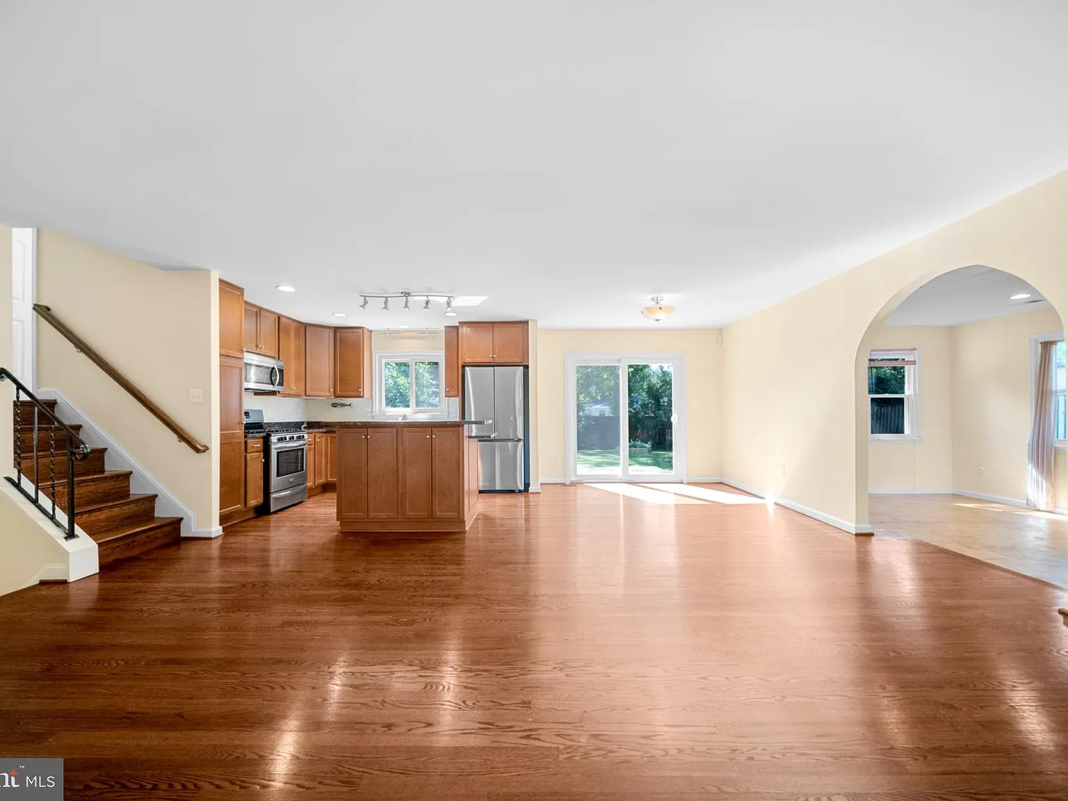3 bed, 2.0 bath, 1352 sqft, $3,450 — Photo 4