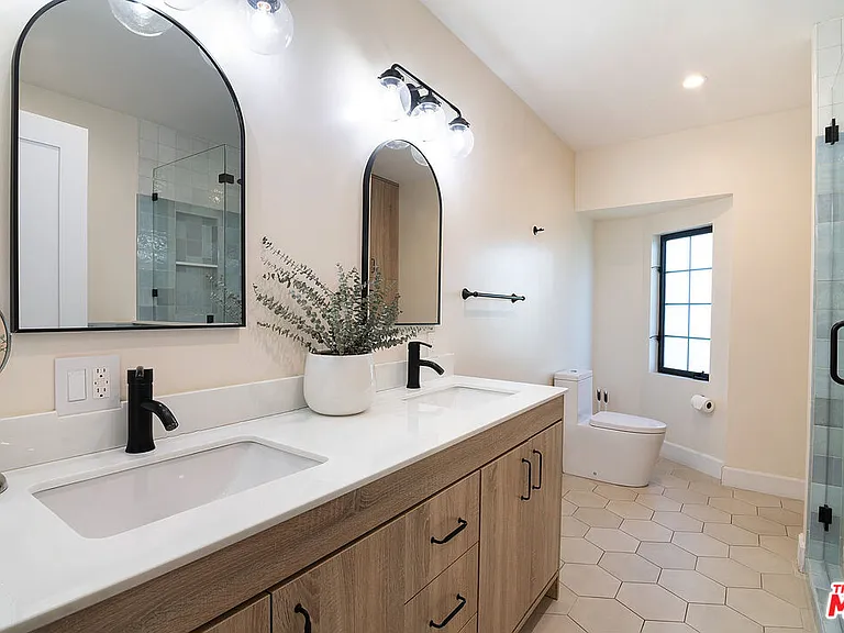 13220 Erwin St — Photo 20