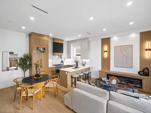 2712 Kitchener St, Vancouver, BC V5K 3E1