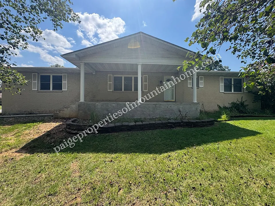 1809 Eagle Dr