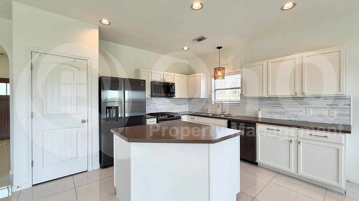 4 bed, 2.5 bath, 2545 sqft, $2,699 — Photo 4