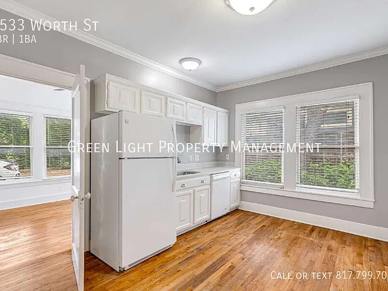 4533 Worth St — Photo 9