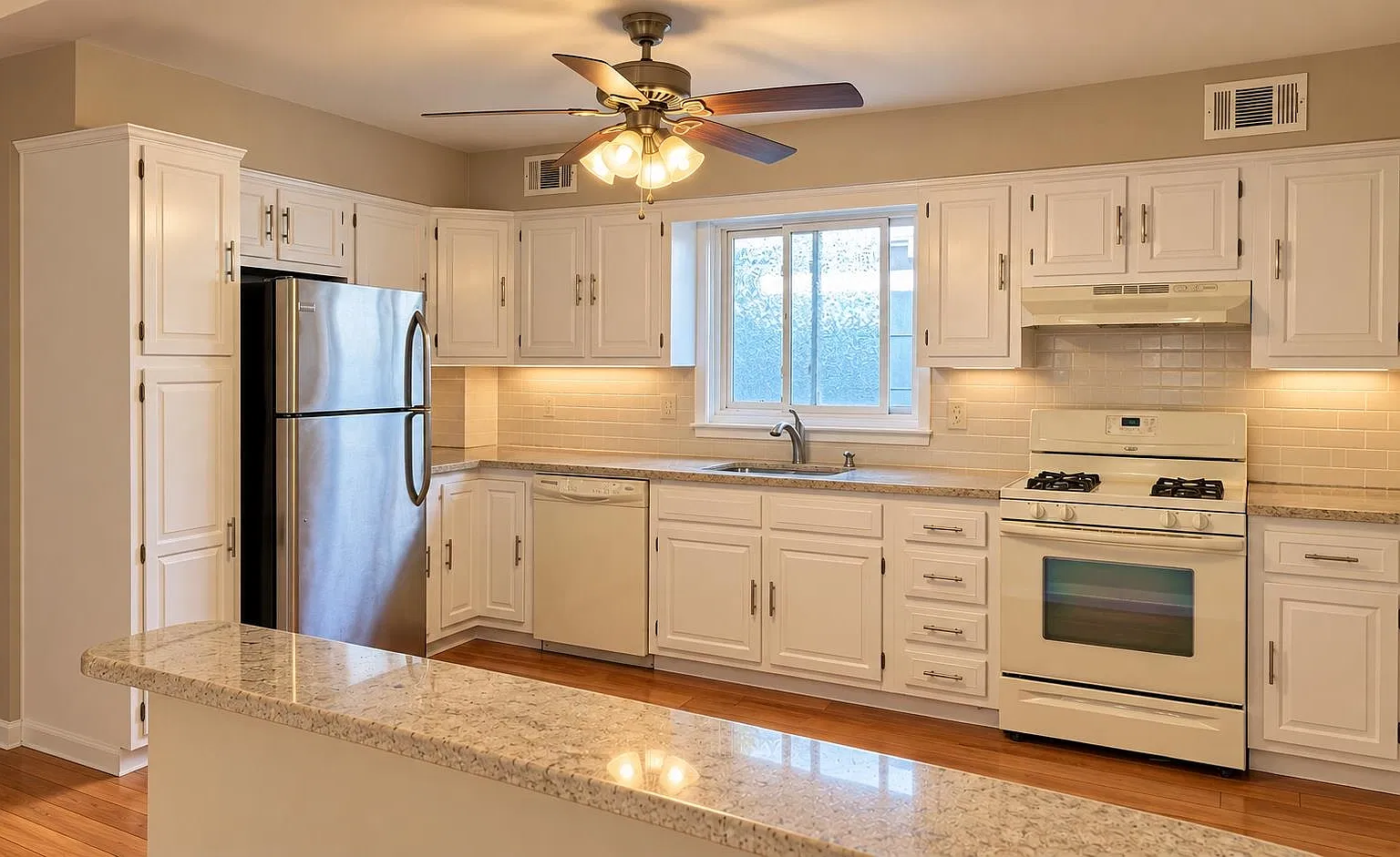 3 bed, 1.5 bath, 1200 sqft, $2,650 — Photo 2