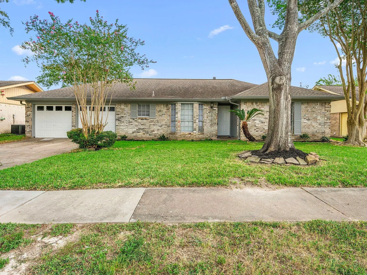 3 bed, 2.0 bath, 1436 sqft, $2,100 — Photo 2