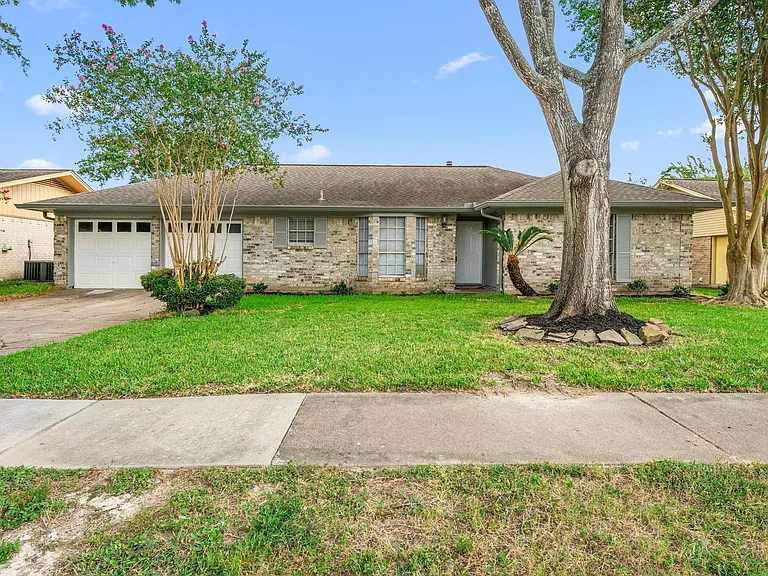 1923 Winding Creek Dr — Photo 2