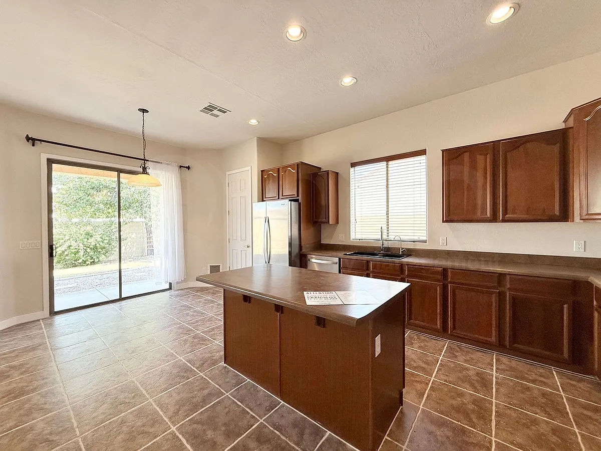3 bed, 2.0 bath, 2323 sqft, $2,599 — Photo 4