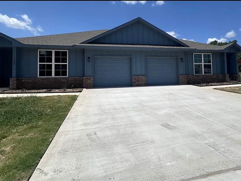 1700 & 1702 E Creek Dr — Photo 6