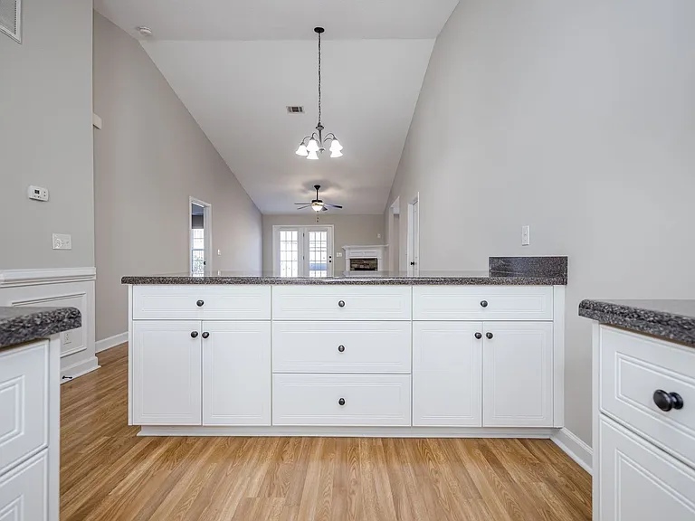 304 York Ln — Photo 9