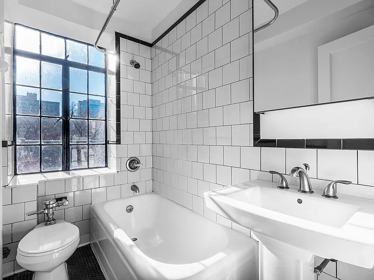 433 W 21st St #7B — Photo 9