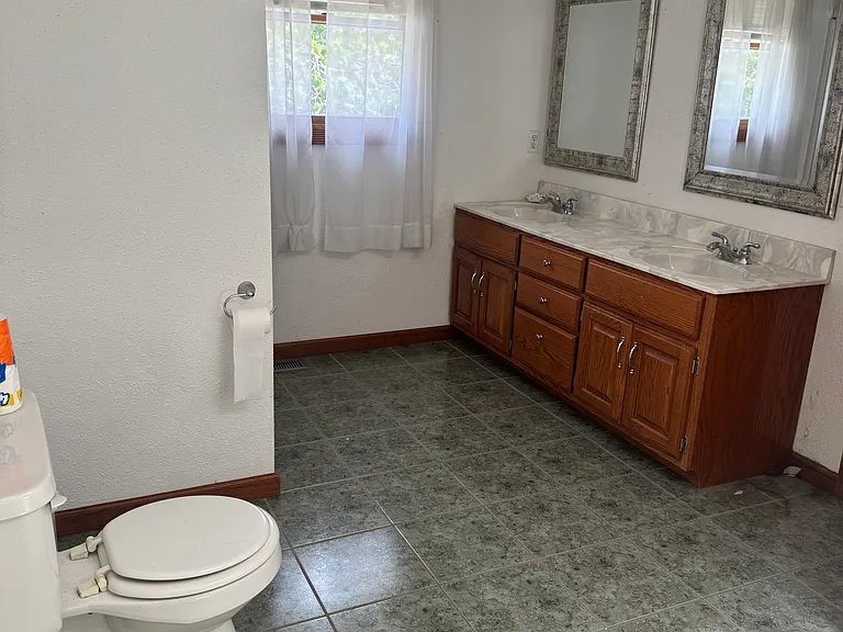 13916 Radford Ln — Photo 12