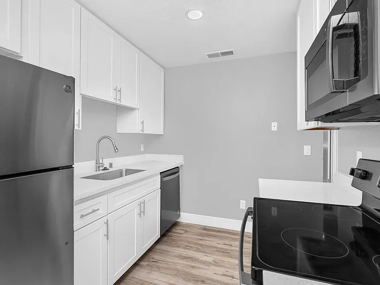 Summerview Apts — Photo 18