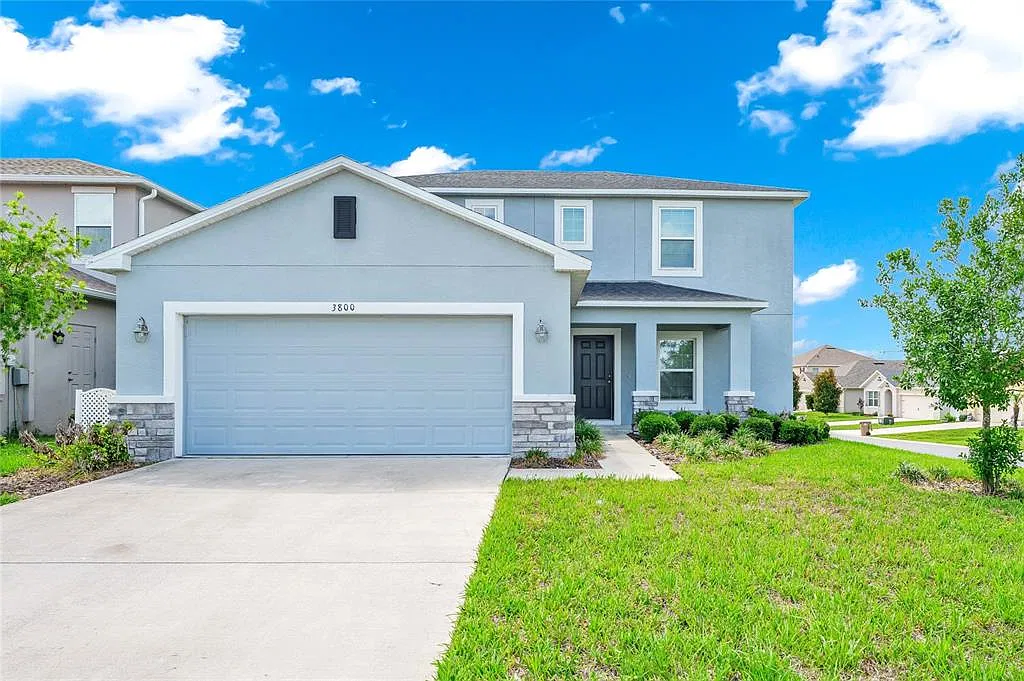 4 bed, 2.5 bath, 2160 sqft, $2,500 — Photo 1