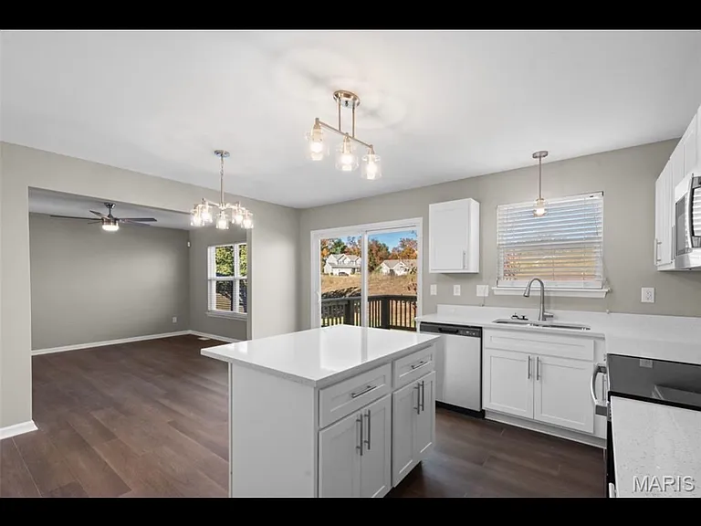427 Parkgate Dr — Photo 2