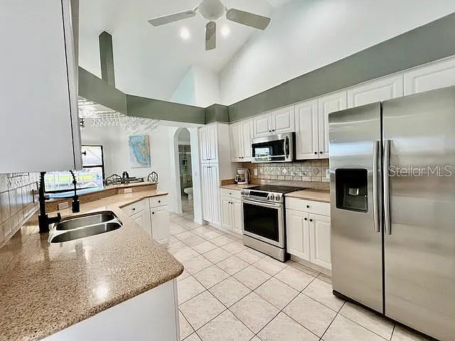 426 NW 37th Pl — Photo 10