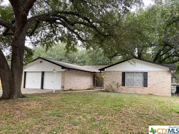 1906 Arrowhead St, Floresville, TX 78114