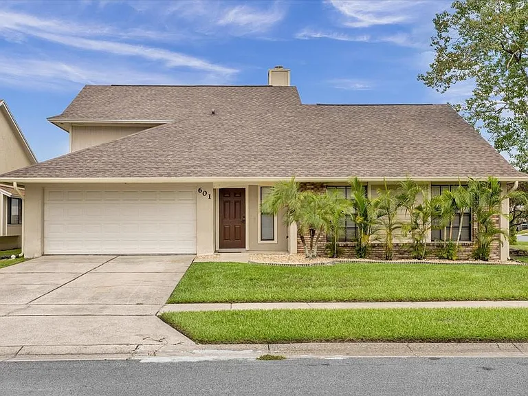 601 Tomlinson Ter — Photo 1