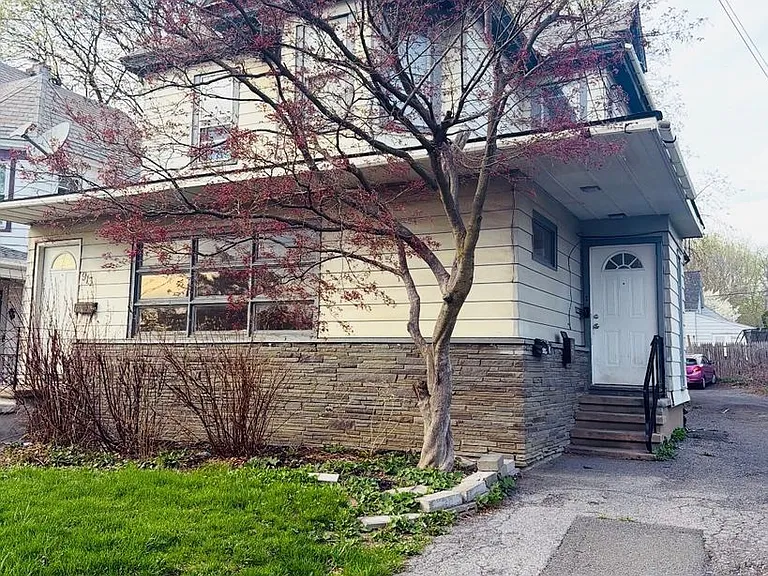 913 Nott St — Photo 2