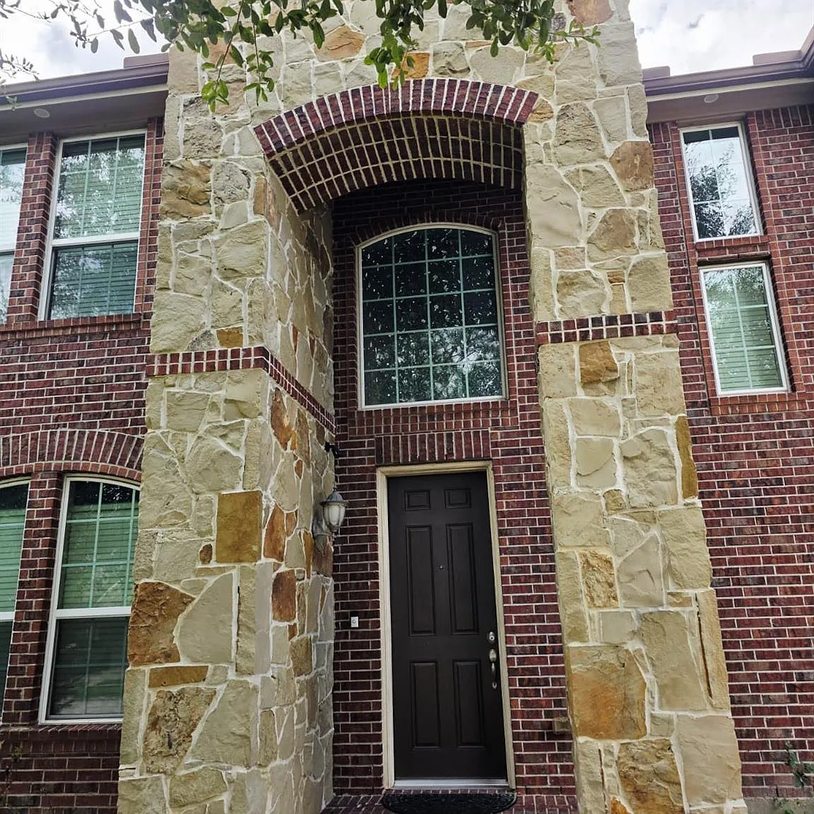4 bed, 3.5 bath, 4224 sqft, $3,700 — Photo 2