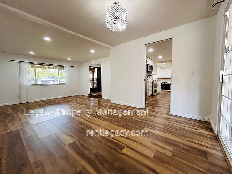 493 Dahlia St — Photo 8