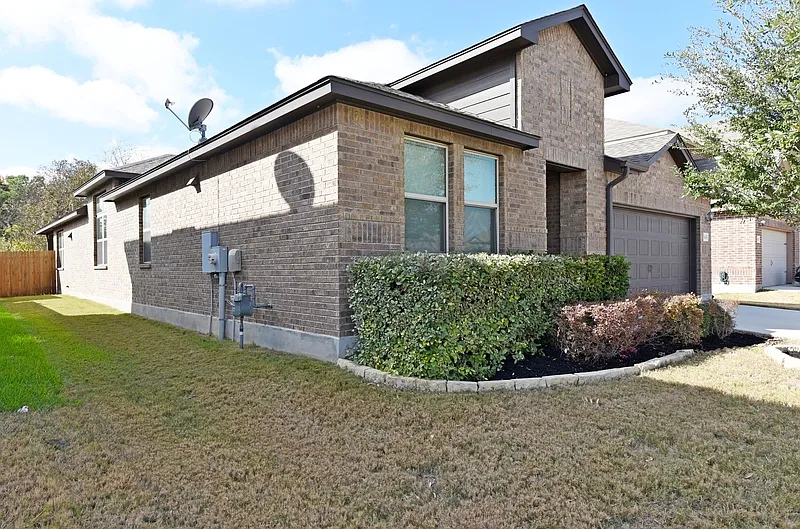 3 bed, 2.5 bath, 2253 sqft, $2,125 — Photo 2