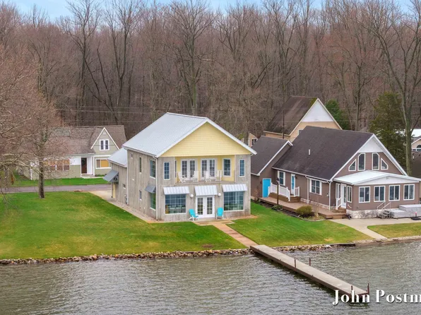 2138 Parker Dr, Wayland, MI 49348