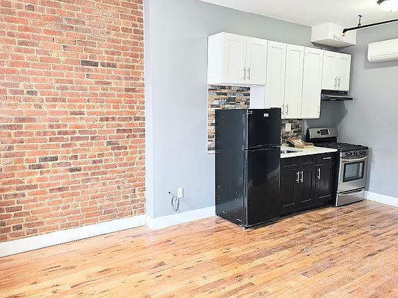 4th image of 377 Jefferson Ave #3