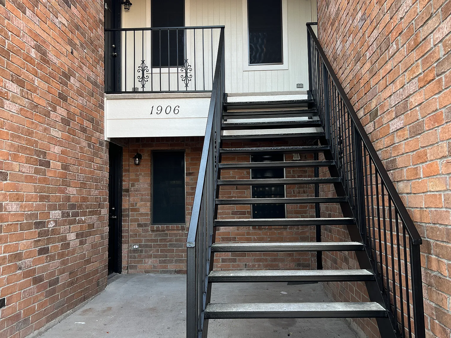 1906 Oasis Dr — Photo 2