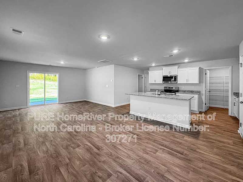 5 bed, 3.0 bath, 2361 sqft, $2,175 — Photo 2