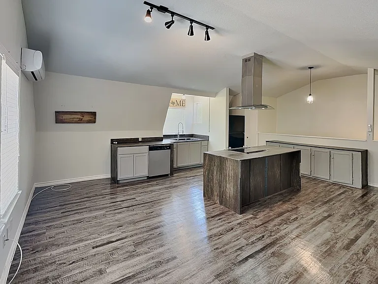 2913 Hunter St — Photo 5