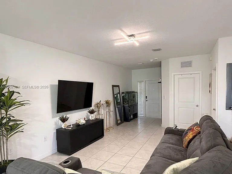470 NE 12th St — Photo 12