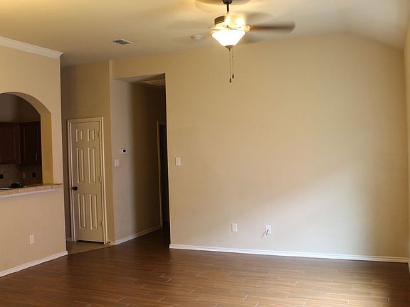 2nd image of 1424 Ravenwood Dr #1424