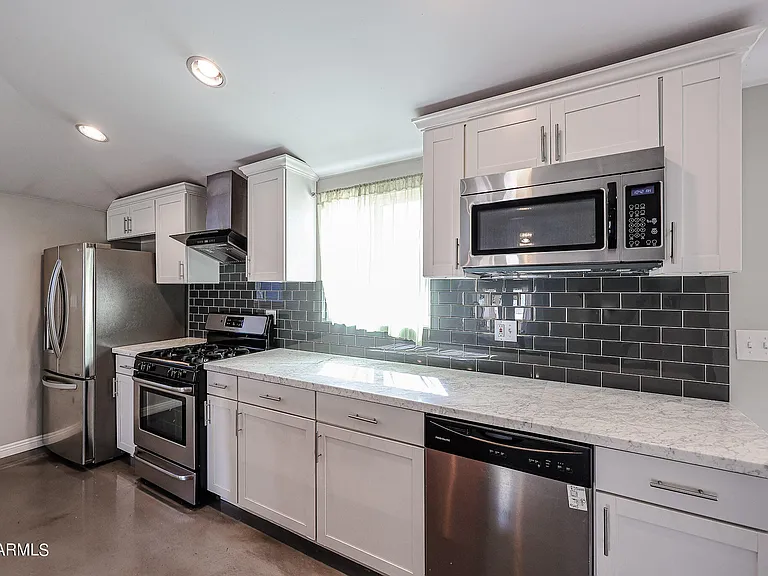 1034 E Elm St — Photo 3