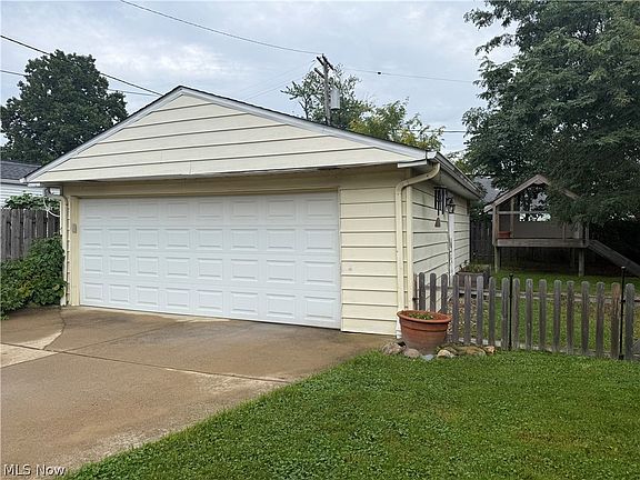 3rd image of 395 Beechwood Dr