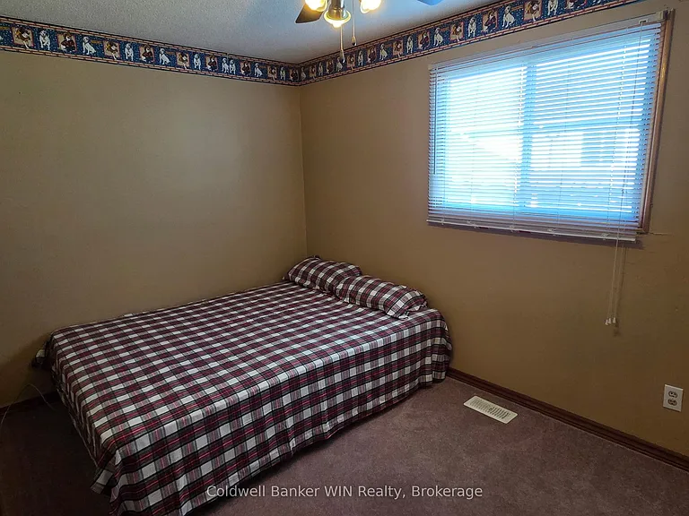 120 Melissa Cres — Photo 9