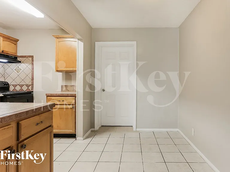 2322 N 28th Ave — Photo 5