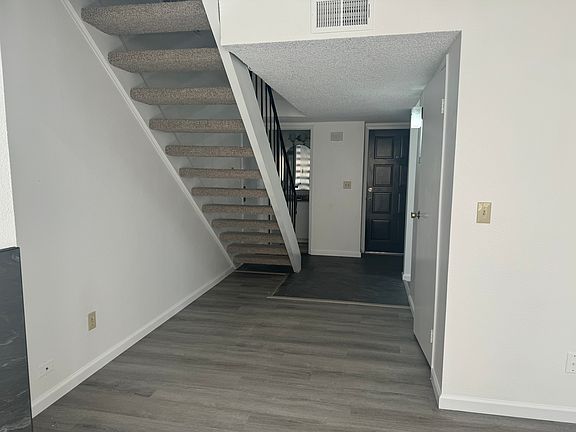 3rd image of 913 El Camino Ave